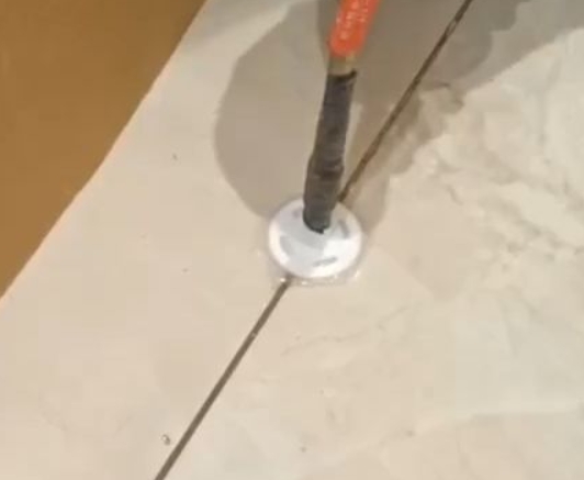 怀化瓷砖空鼓维修公司专业解答瓷砖在铺贴过程中，如果没有涂抹均匀到位的粘结材料（如水泥砂浆或瓷砖胶），可能会导致以下问题